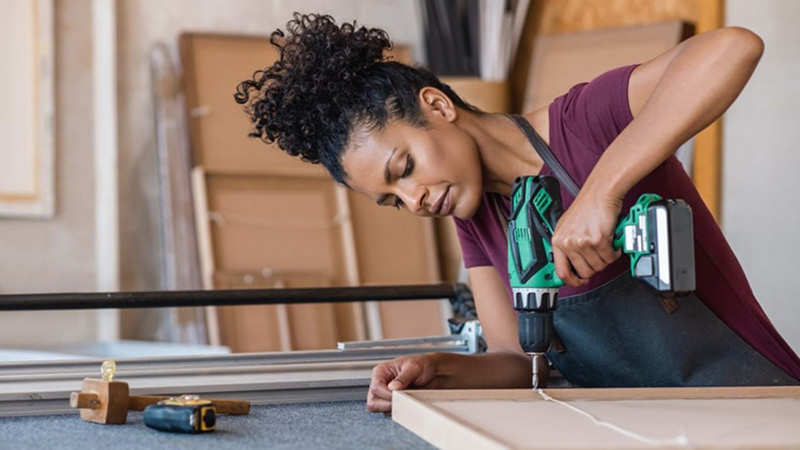 DIY maker building a project using SOLIDWORKS for Makers plans