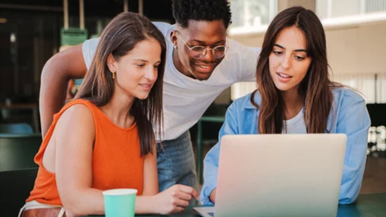 Simulia Three Students looking at laptop screen