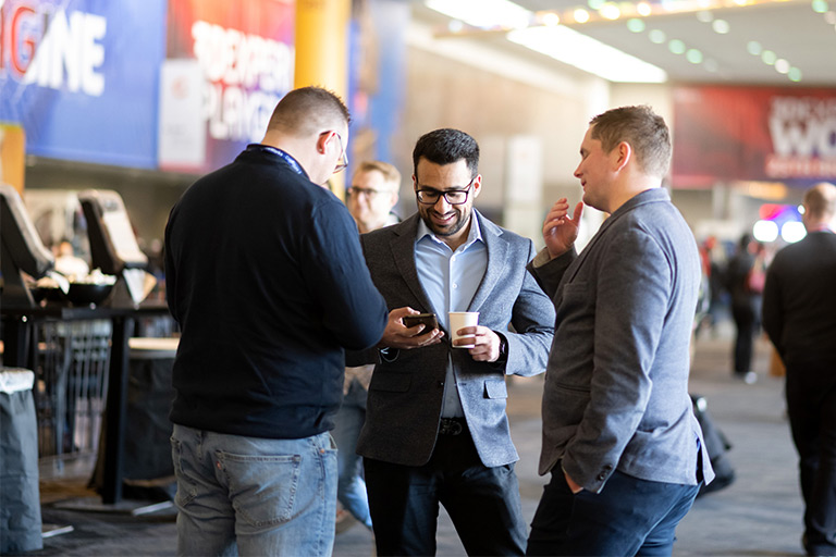 People at 3DEXPERIENCE World talking - SOLIDWORKS