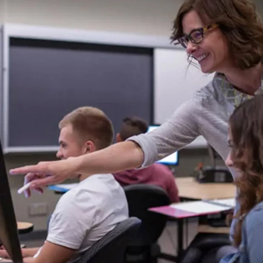 Teacher teaching students - SOLIDWORKS