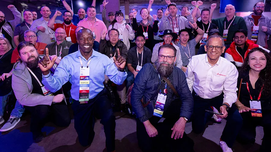 3DEXPERIENCE World attendings posing for a group photo